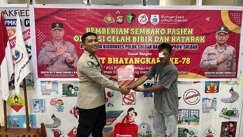 Berbagi Sembako, Bid Dokkes Polda Sulbar Kolaborasi dengan RSUD Provinsi