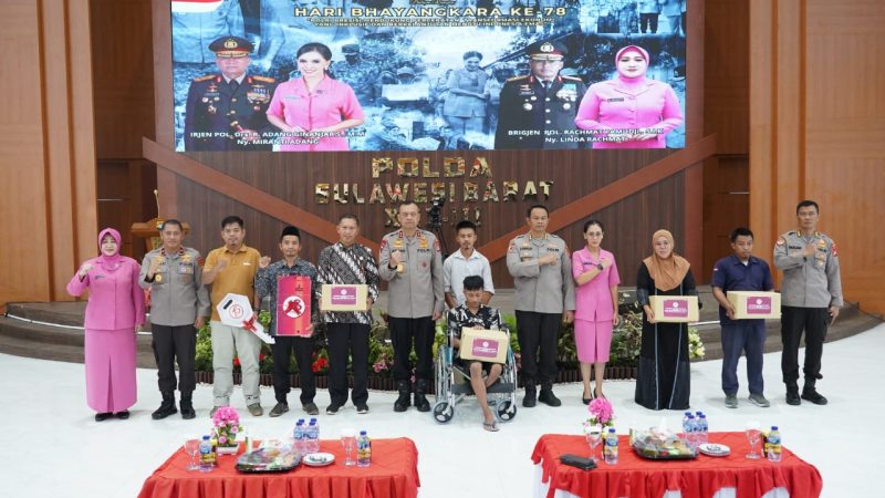 Semarak Hari Bhayangkara, Kapolda Sulbar Serahkan Bantuan Sosial