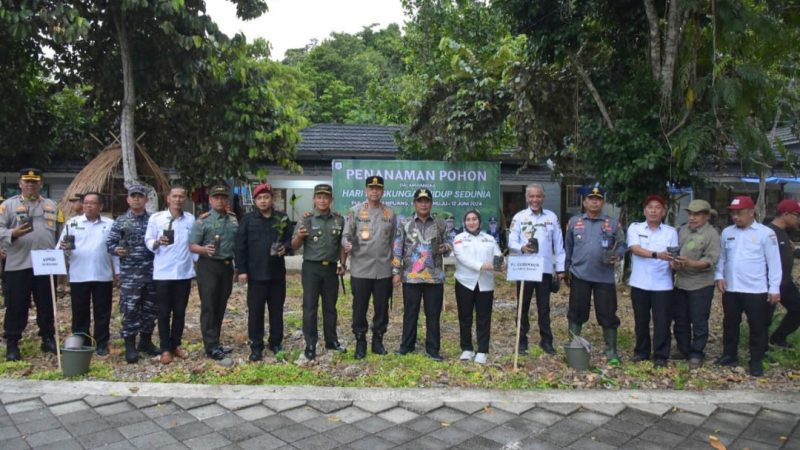 Kapolda Sulbar Bersama Forkopimda Terus Galakkan Aksi Tanam