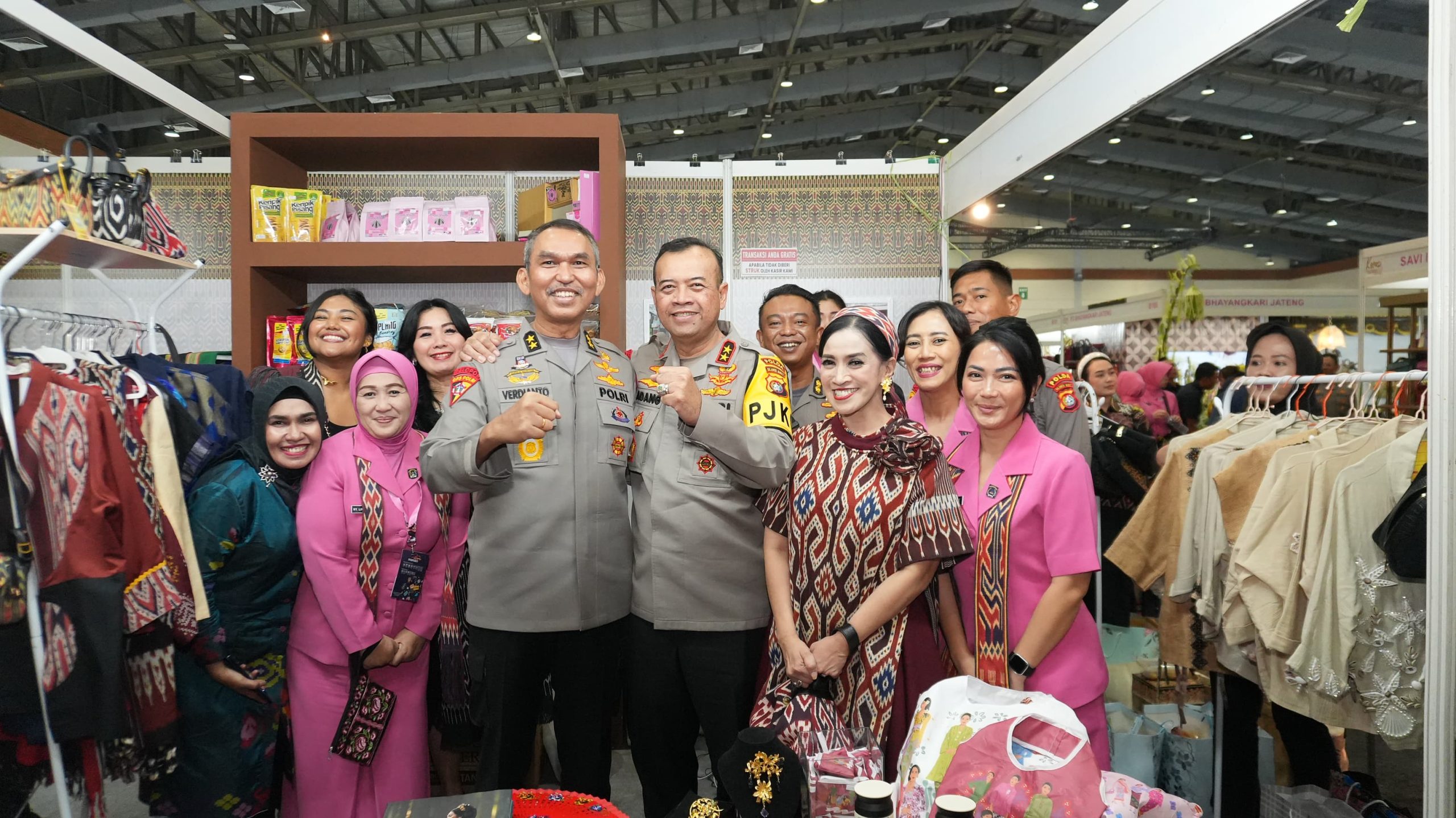 Kapolda dan  Ketua Bhayangkari Sulbar Hadiri Bazar Kreasi Bhayangkari Nusantara