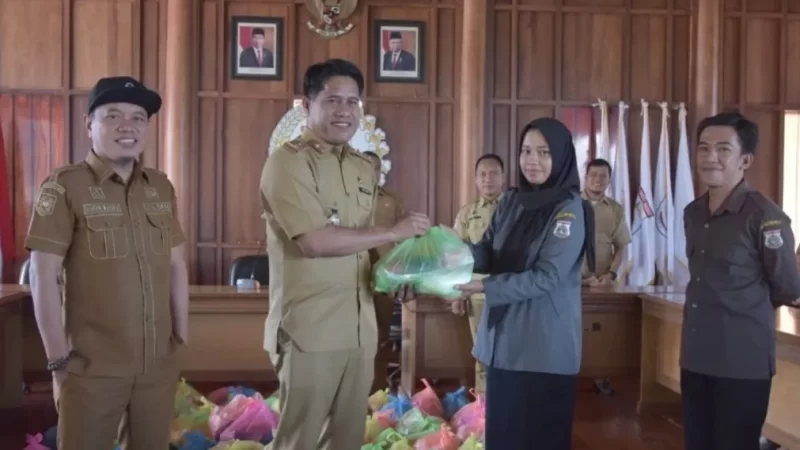 Pegawai Non ASN di DPRD Sulbar Bingkisan Lebaran