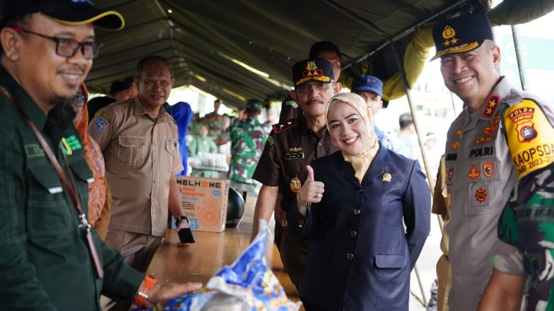 Jelang Idul Fitri, Ketua DPRD Bersama Kapolda Sulbar Kunjungi Bazar Murah TNI