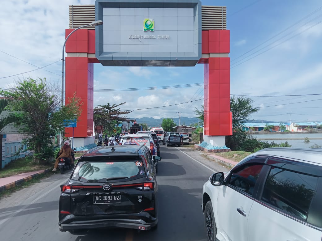 Ratusan Roda Empat Mengulat saat Sambut SDK-JSM di Majene