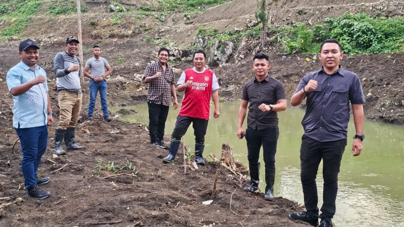 Pj Bahtiar Tebar Bibit Kangkung hingga Timun di Area Kolam Nila Pemprov Sulbar