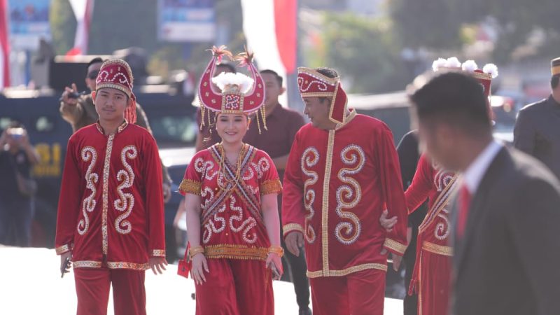 Upacara HUT RI Sulbar, PJ Bahtiar dan Keluarga Hadir Kenakan Kostum Adat Kalumpang