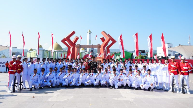 Usai Kibarkan Bendera, Pasukan Paskibraka Sulbar Berpose dengan Kapolda