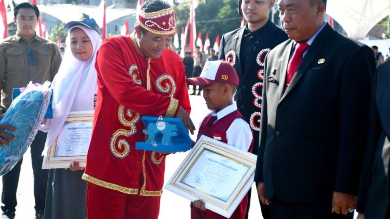 2 Anak Berprestasi Tingkat Nasional Terima Penghargaan dari Pj Gubernur Bahtiar