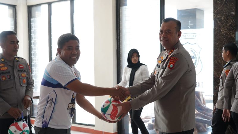 Kapolda Sulbar Lepas Tim Bola Voli untuk Berkompetisi di Turnamen Kapolri CUP