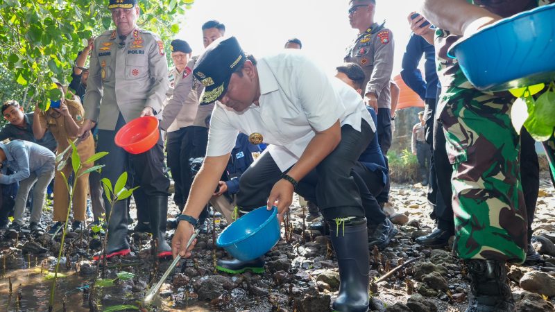 Jadikan Sulbar Pengekspor Kepiting, PJ Bahtiar Kembali Tebar Ribuan Benih Kepiting