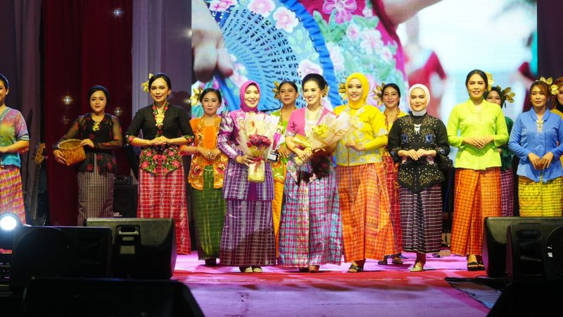 Semarak Parade Kebaya Kain Mandar Bhayangkari Sulbar