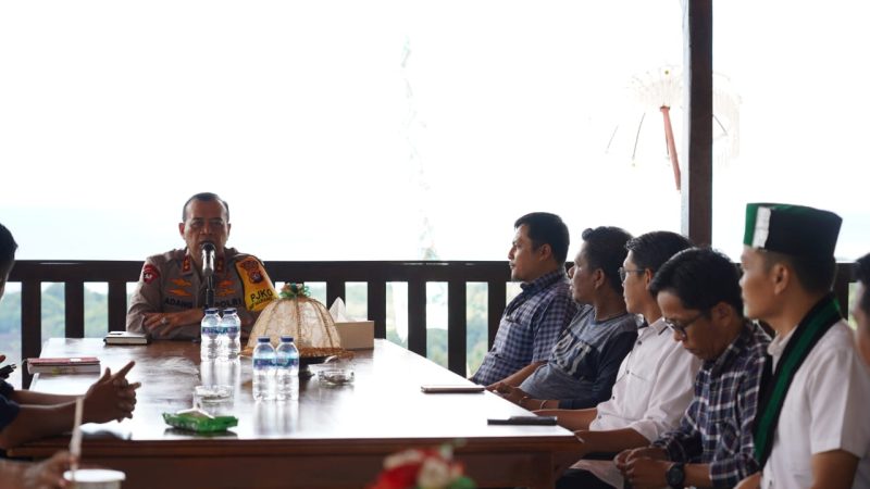 Silaturahmi, Kapolda Sulbar Bincang Santai dengan HMI Cabang Mamuju Menuju Pilkada Damai