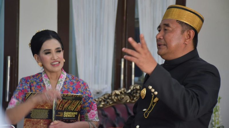 Pj Bahtiar Apresiasi Upaya Ibu Kapolda Perhatikan Budaya Tenun Mandar