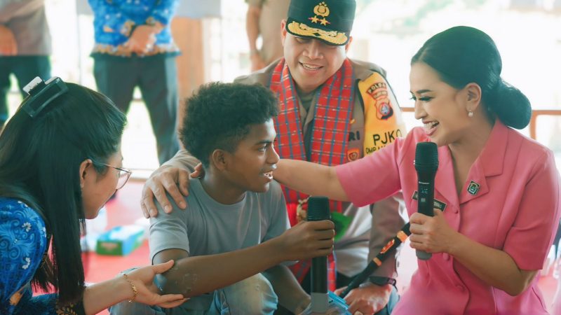Di Pasangkayu, Kapolda dan Ketua PD Bhayangkari Sulbar Sapa Anak Bungu dan Bagikan Baksos