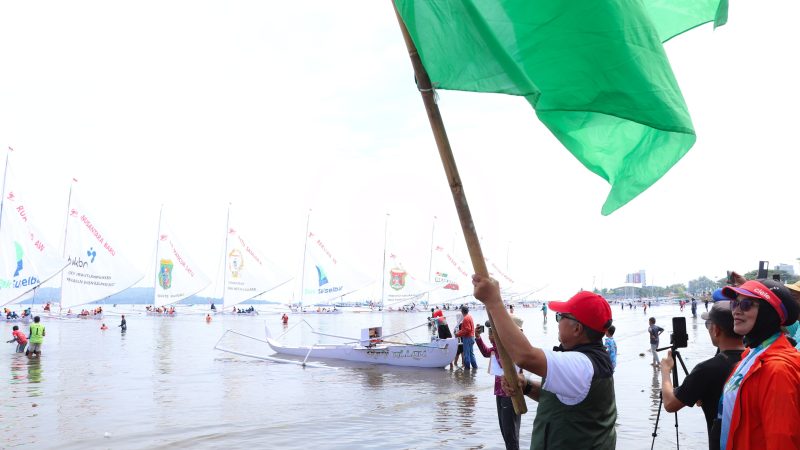 Sekprov Muhammad Idris Lepas Sandeq di Etape Lima Sandeq Heritage Festival 2024
