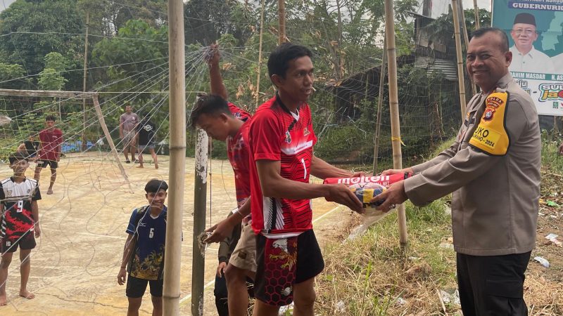 Kapolda Sulbar Singgah dan Berikan Bantuan Bola dan Net Kepada Warga saat Lihat Mereka Bermain