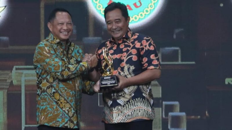 Di saksikan Tokoh Nasional dan Jajaran Menteri, Pj Bahtiar Baharuddin Terima Penghargaan Dari KOMPAS