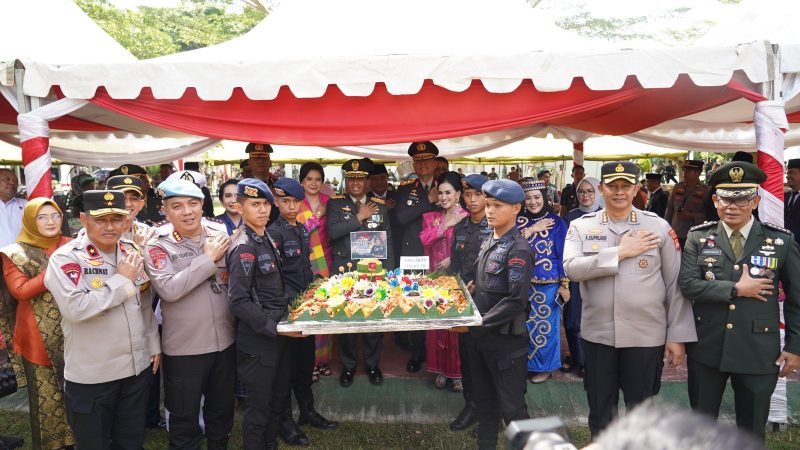 Kapolda Sulbar dan Ketua Bhayangkari Berikan Kejutan Manis di HUT TNI ke-79