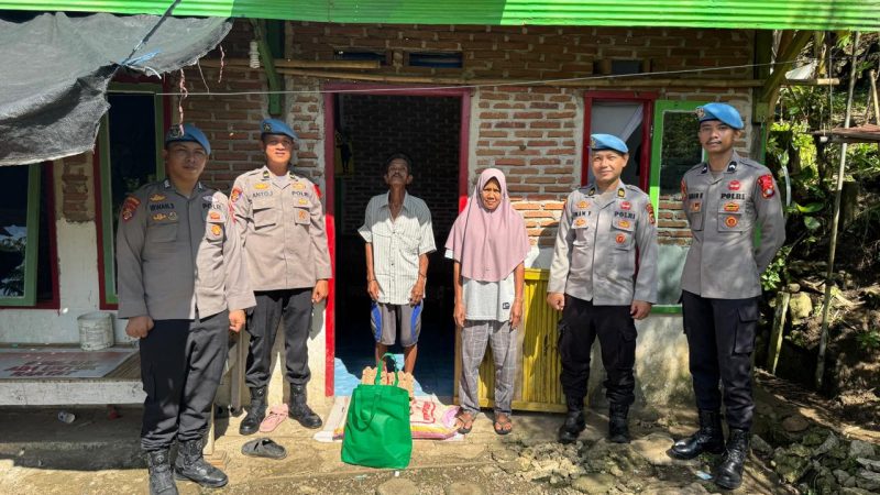 Bid Propam Polda Sulbar Berbagi dengan Warga Kurang Mampu