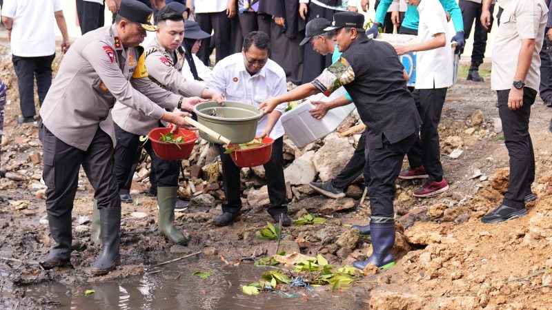Dorong Ketahanan Pangan dan Lestarikan Ekosistem Laut Kapolda Sulbar Lepas Ribuan Benih Kepiting