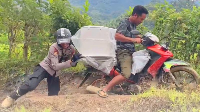 Pengabdian Polda Sulbar Mengawal Surat Suara Hingga Menembus Daerah Pelosok