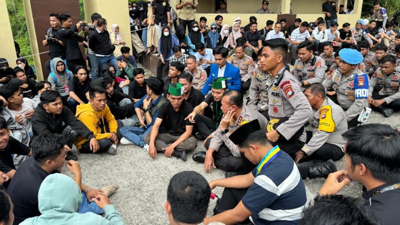 Kapolda Sulbar Duduk Bersama Massa Unjuk Rasa