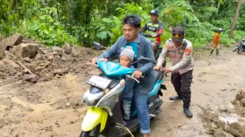 Polda Sulbar dan Masyarakat Kolaborasi Lakukan Pembersihan di Lokasi Longsor
