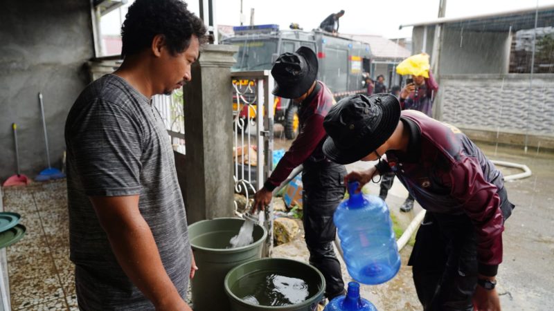 Warga Terdampak Banjir di Mamuju Dapat Suplai Air dari Direktorat Samapta Polda Sulbar