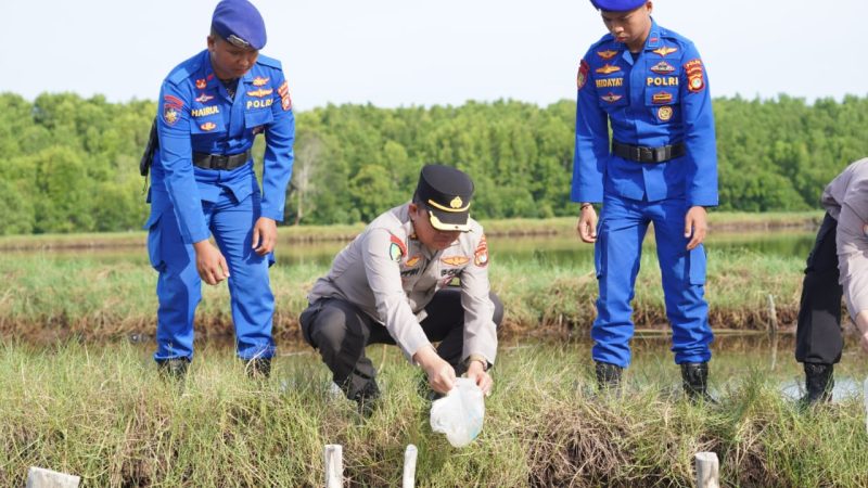 Dukung Ketahanan PanganKapolda Sulbar Kolaborasi Masyarakat Tebar Benih Ikan Bandeng
