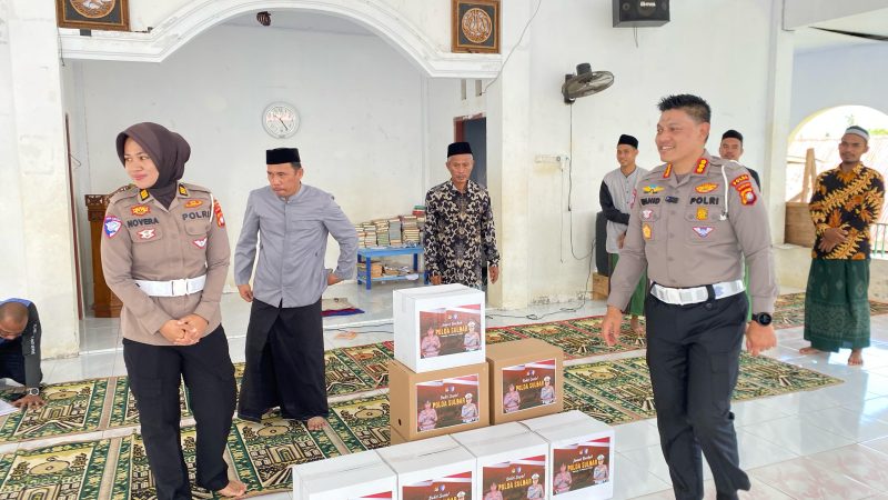 Dirlantas Polda Sulbar Bagikan Sembako dan Perlengkapan Sholat