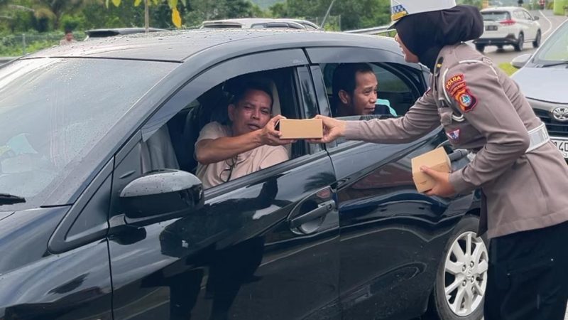 Ditlantas Polda Sulbar Tebar Kebaikan di Bulan Ramadhan dengan Berbagi Takjil