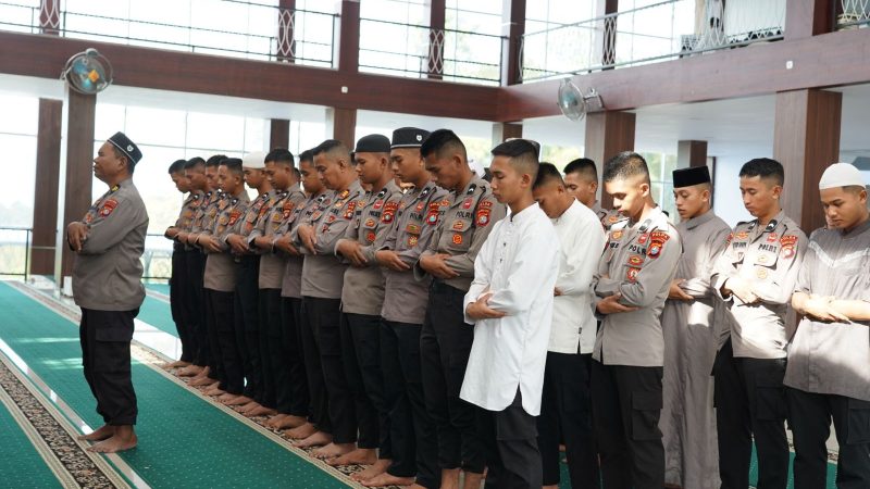Polda Sulbar Gelar Sholat Gaib untuk Tiga Personel yang Gugur Saat Penggerebekan Sabun Ayam