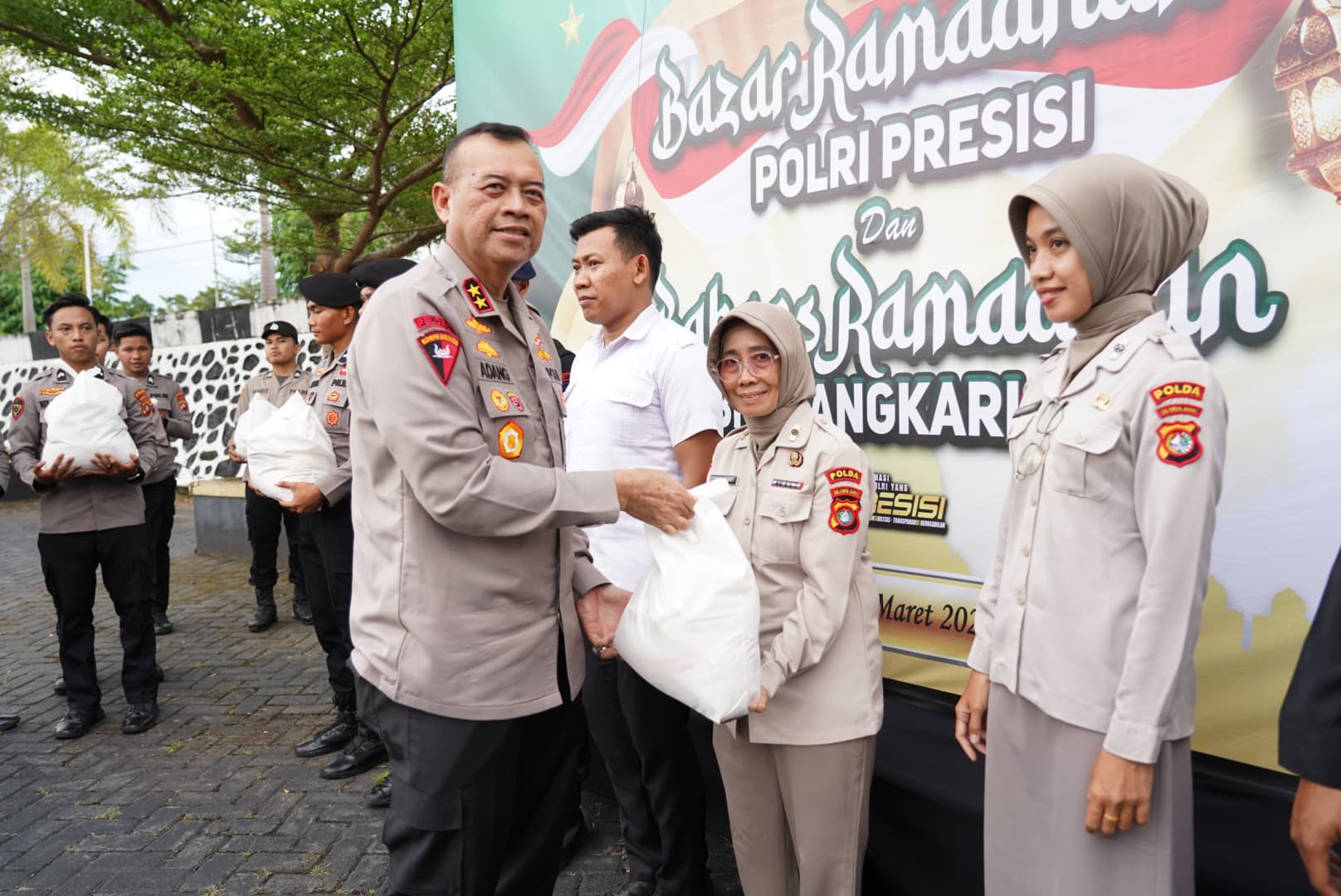 Polda Sulbar Adakan Bazar Ramadan dengan Sembako Murah untuk Personil