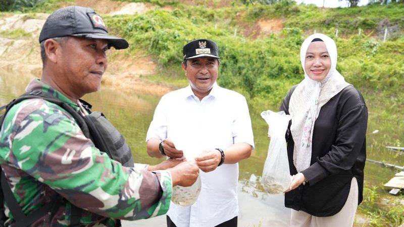 Ketua DPRD Bersama Pj Bahtiar Tebar Benih Nila di Tobadak
