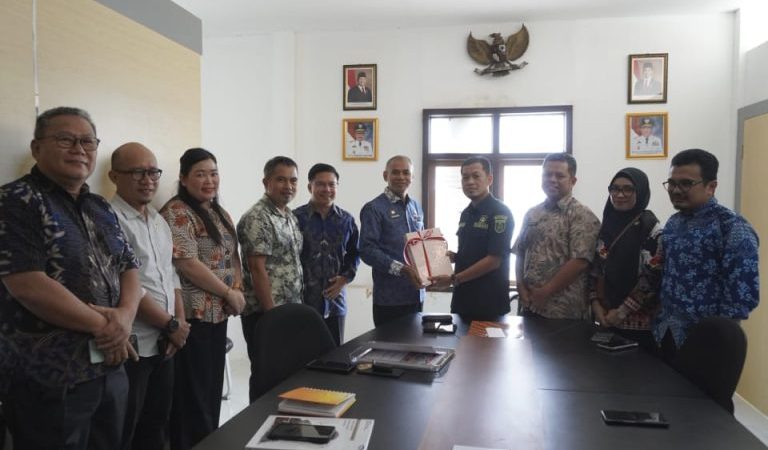 Inspektur Menyerahkan Hasil Reviu Laporan Keuangan Pemprov Sulbar TA 2024