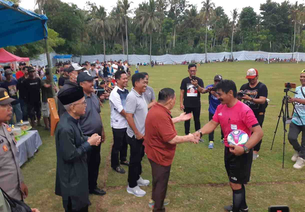 Serahkan Bola ke Wasit, Wagub Salim Resmi Buka S Mengga Cup V