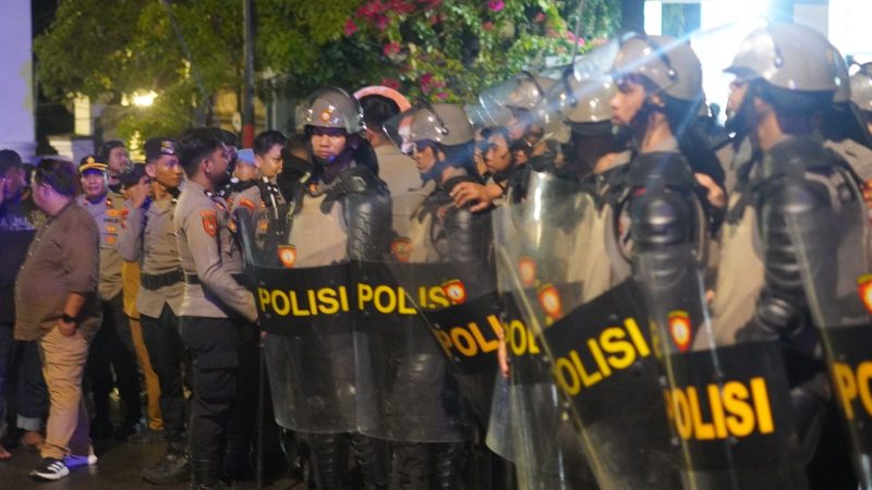 Polda Sulbar Amankan Aksi Demo Tolak Tambang Pasir di Karossa Hingga Larut Malam