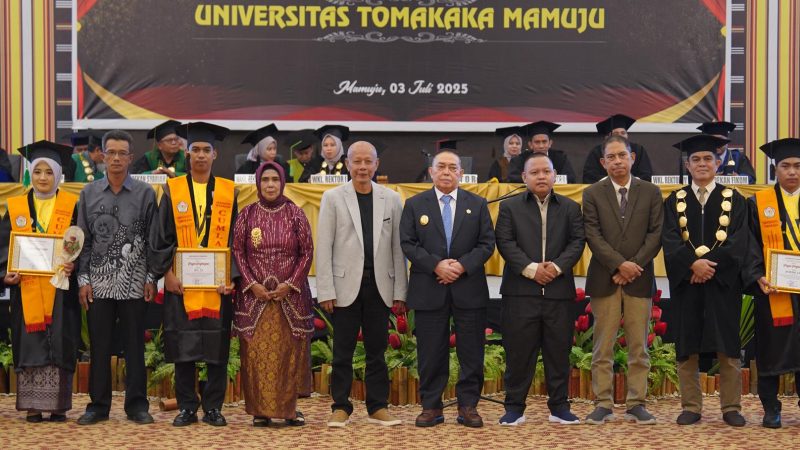 Wagub Sulbar Ingatkan Wisudawan Universitas Tomakaka untuk Tidak Berhenti Belajar
