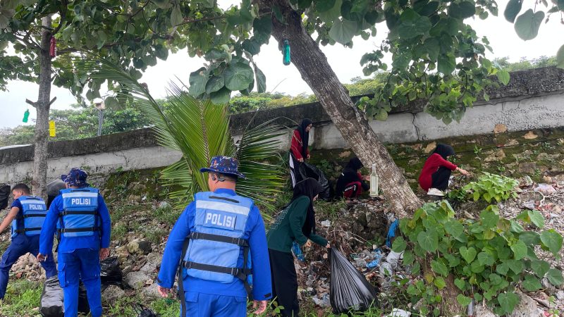 Tim SAR Polairud Polda Sulbar & Mahasiswa Unimaju Bersihkan Pantai
