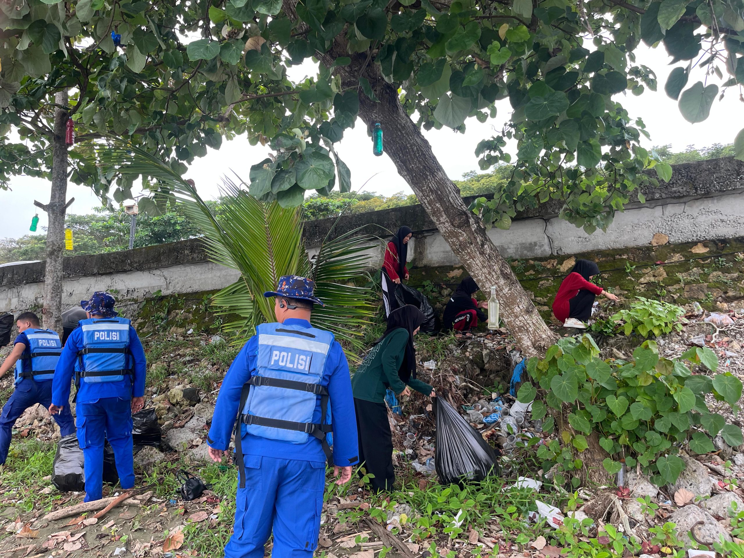 Tim SAR Polairud Polda Sulbar & Mahasiswa Unimaju Bersihkan Pantai