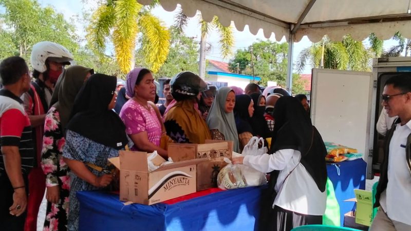 Bersama Bulog Mamuju, Pemprov Sulbar Terus Galakkan Pasar Murah