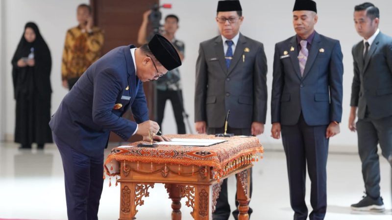 Gubernur Sulbar Suhardi Duka Lantik 15 Pejabat Eselon II dan Tunjuk 5 Pelaksana Tugas OPD