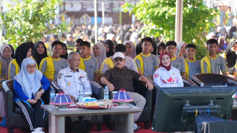 Gerakan Sulbar Ingga’i Mandarras: Gubernur Bagikan 20 Buku kepada Siswa SMA