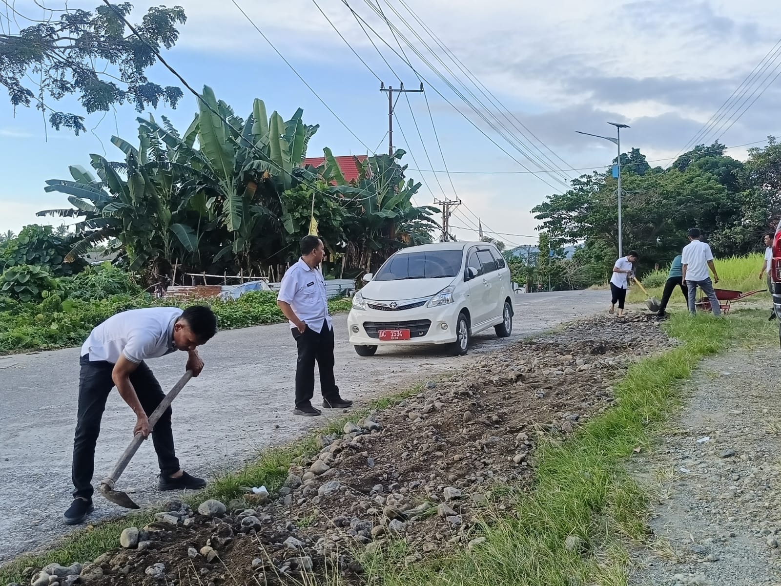 Sambut HUT ke-80 RI, Diskominfo Sulbar Bersih-Bersih Lingkungan Kantor