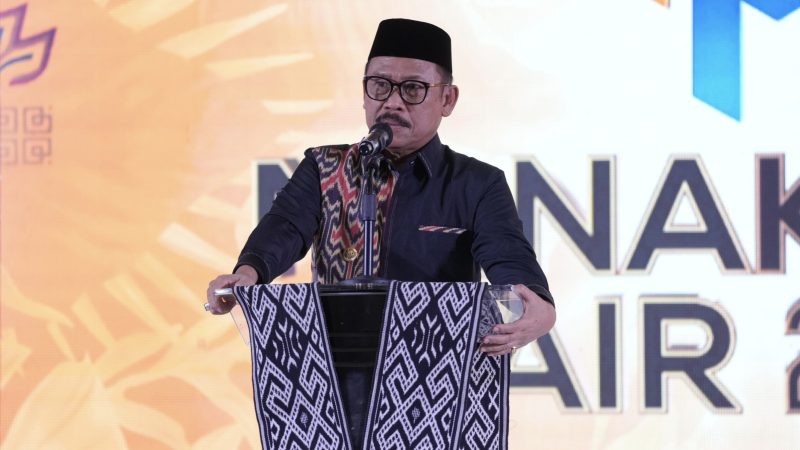 Gubernur Sulbar Serahkan Hadiah Umroh untuk Peserta Pawai Ta’aruf Tahun Baru Islam