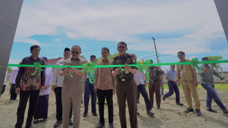 Wakil Ketua DPRD Sulbar Dampingi Gubernur SDK Resmikan Masjid Kejati