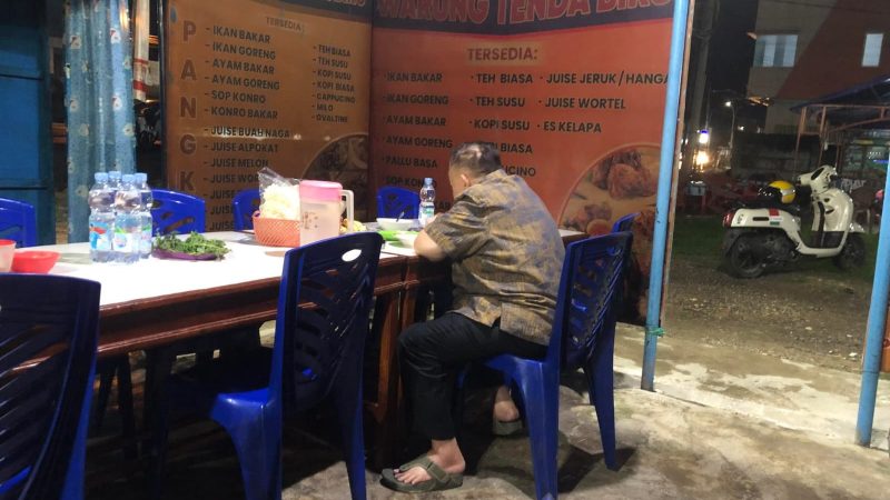 Warga Takjub dengan Kesederhanaan Wagub Sulbar saat Santap Malam di Warung Tenda Biru