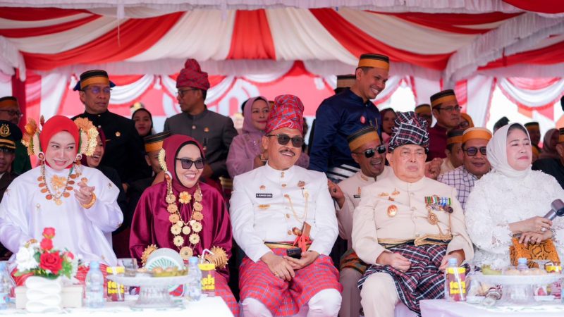 Gubernur SDK dan Wagub Salim Kompak Gunakan Passapu di Momen HUT RI