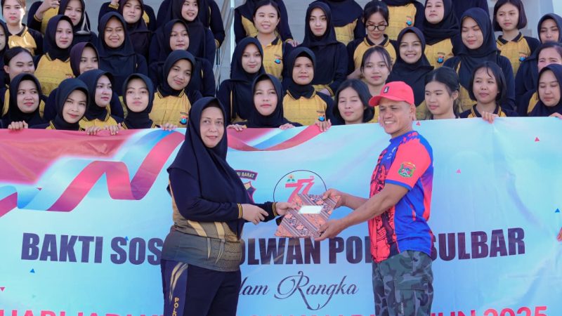 Aksi Sosial Polwan Polda Sulbar, Bersih Tempat Ibadah dan Santuni Anak Yatim