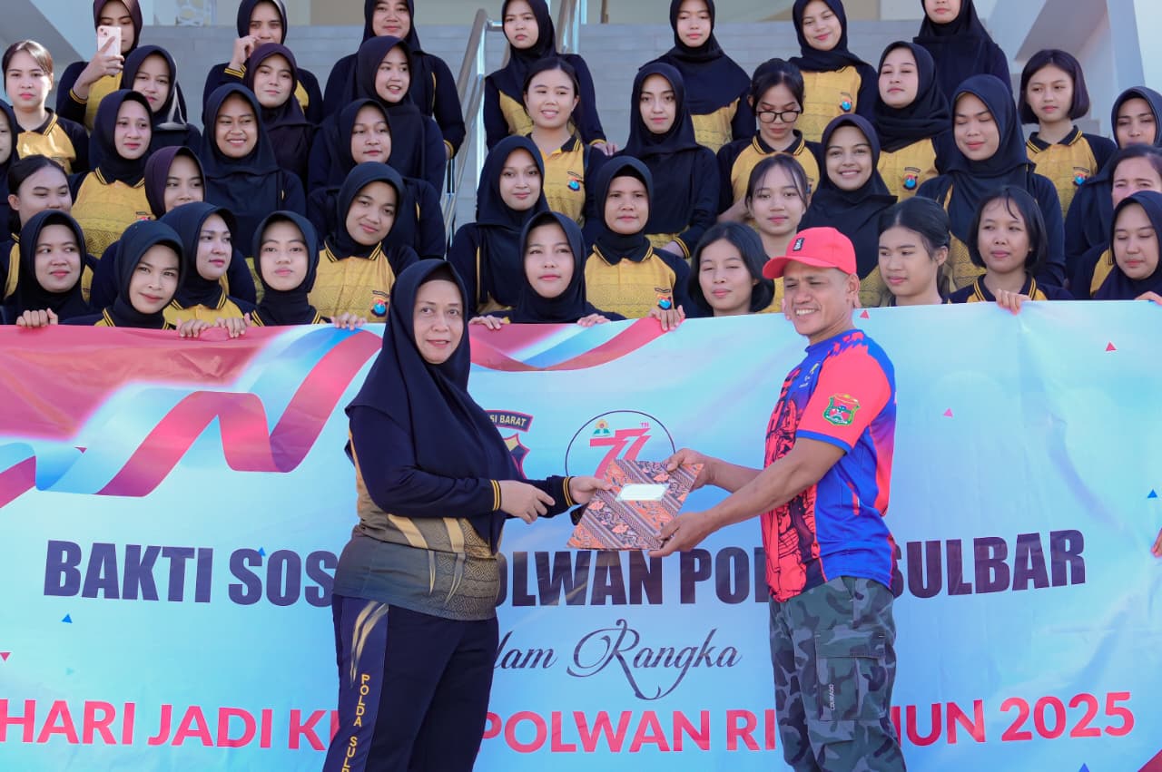 Aksi Sosial Polwan Polda Sulbar, Bersih Tempat Ibadah dan Santuni Anak Yatim
