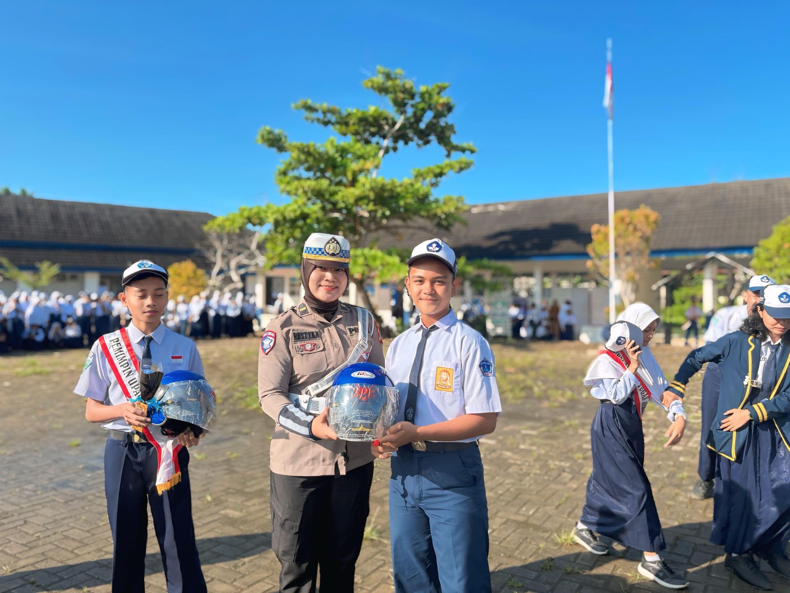 Polwan Cantik Ditlantas Polda Sulbar Jadi Pembina Upacara di SMPN 2 Mamuju
